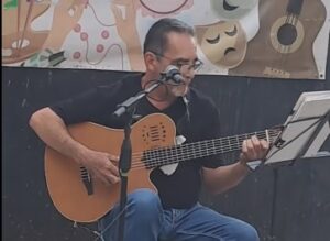 El Paseo de las Artes se llena de canto y poesía con la trova de Francisco Robles