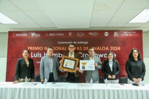 Recibe Luis Humberto Crosthwaite el Premio Nacional Letras de Sinaloa 2024