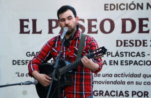El cantante Octavio García vuelve a sorprender en el Paseo de las Artes