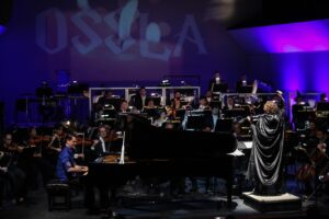 Entre magos, brujas y catrinas, aplauden especial de Día de Muertos de la OSSLA