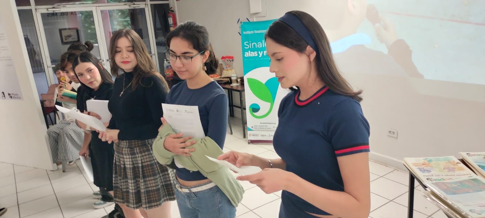 Comparten la experiencia de “Alas de Papel” con alumnos de Comunicación de la UAdeO