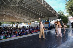 Alumnos de Danza Contemporánea del ISIC,	 en Jornada Cultural de la Escuela Activa Integral