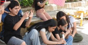 Niños, niñas y adolescentes participan en taller de fotografía