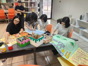 Elaboran mujeres carteles con mensajes de reivindicación y resiliencia