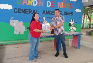 Regalan cuentos en kamishibai  y libros a las infancias de Villa Juárez