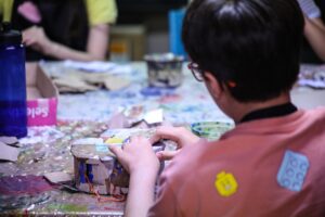Niñas y niños viven una experiencia creativa en el Taller de Pascua del MASIN