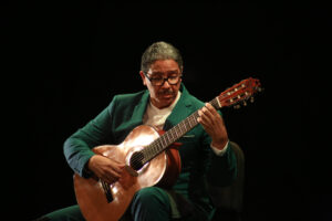 Alejandro González comparte el espectáculo “Cantos y danzas en la guitarra”