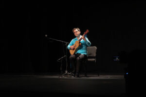 Omán Kaminsky cautiva al público sinaloense con el concierto “Orígenes”