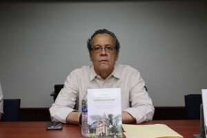 Reconocerán a Ronaldo González en programa especial de Triálogos