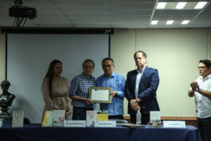 Reconocen trayectoria de Ronaldo González Valdés en Triálogos