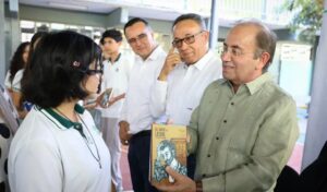Entregan acervo bibliográfico “25 para el 25” a estudiantes de COBAES en Los Mochis