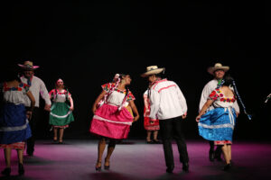 La alegría del folclor mexicano brilló en escena con el Taller de Danza Folclórica Juvenil B
