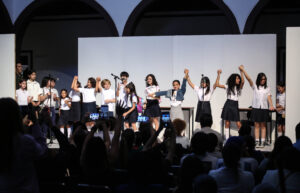 Niñas y niños celebran el teatro con la puesta en escena “Y no pasa nada”