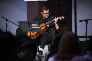 Alumnos del Taller de Guitarra Popular emocionan en su recital de fin de curso