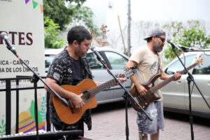Color, poesía y diversidad llenan el Callejón Andrade en el Paseo de las Artes