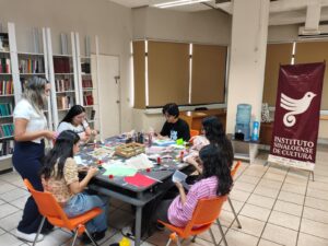 Crean historias escritas y visuales en taller de elaboración de fanzines