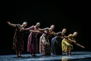 La danza francesa conmueve con “Maldonne” y su  mensaje de libertad y resistencia femenina