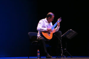 Erwin Rodríguez acerca la guitarra clásica  a estudiantes de la UAdeO